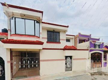 Casa · 4 Recámaras · 3 Estacionamientos · Hermosa y Amplia Casa de 2 Pisos en Venta en Santa Lucía, Campeche, Camp.