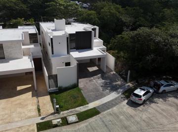 Casa · 306m² · 4 Recámaras · 2 Estacionamientos · Casa en Venta 4 Recámaras Cuarto de Servicio, Piscina y Casa Club con Pádel y Tenis