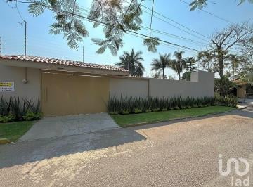 Casa · 256m² · 3 Recámaras · 4 Estacionamientos · Amplia Casa de Una Planta con Gran Jardin en Fraccionamiento de Jiutepec, Morelos.