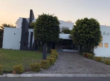 Casa · 456m² · 4 Recámaras · 3 Estacionamientos · Casa en Venta con Cuatro Habitaciones en El Campanario