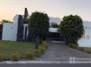 Casa · 456m² · 4 Recámaras · 3 Estacionamientos · Casa en Venta con Cuatro Habitaciones en El Campanario