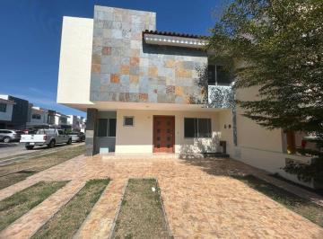 Casa · 241m² · 4 Recámaras · 3 Estacionamientos · Valle Esmeralda 4 Habitaciones 2 Niveles