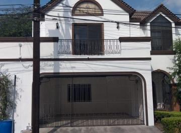 Casa · 448m² · 4 Recámaras · 2 Estacionamientos · Casa en Monterrey