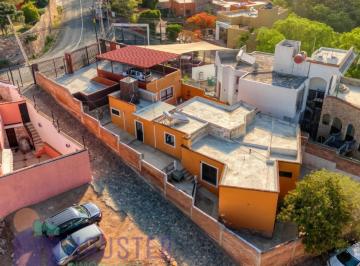 Casa · 165m² · 4 Recámaras · 6 Estacionamientos · Casa en Venta en Zona Paseo de La Presa