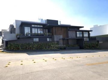 Casa · 450m² · 3 Recámaras · 4 Estacionamientos · Increíble Casa en Venta Nueva en Sexta Sección Lomas Verdes