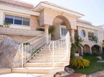 Casa · 600m² · 4 Recámaras · 5 Estacionamientos · Casa en Venta en Las Rosas, Gomez Palacio, Dgo