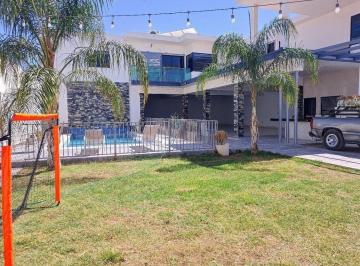 Casa · 555m² · 3 Recámaras · 2 Estacionamientos · Casa con Alberca/quinta en Venta; Gómez Palacio