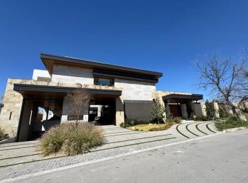 Casa · 2110m² · 6 Recámaras · 5 Estacionamientos · Residencia de Lujo en Venta – Fraccionamientoionamiento Residencial Las Villas.