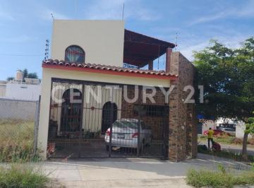Casa · 182m² · 3 Recámaras · 2 Estacionamientos · Casa en Venta en Esquina Fracc. Las Lagunas III