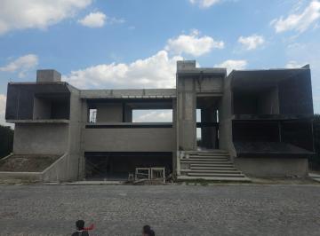 Casa · 900m² · 4 Recámaras · 6 Estacionamientos · Casa en Venta - Haras del Bosques