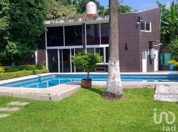 Casa · 210m² · 7 Recámaras · 7 Estacionamientos · Venta de Casa en Centro de Jiutepec Morelos