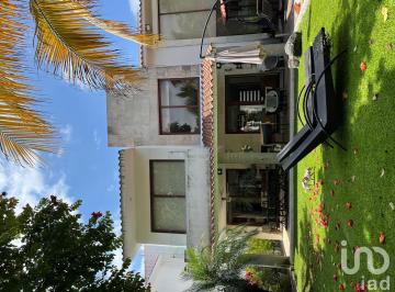Casa · 300m² · 4 Recámaras · 3 Estacionamientos · Casa en Paraiso Country en Morelos, Fraccionamiento con Doble Filtro de Seguridad y Campo de Golf