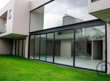 Casa · 1100m² · 4 Recámaras · 6 Estacionamientos · Estrena Hermosa con Gran Jardin y Preciosa Vista a Bosques