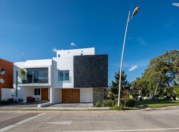Casa · 214m² · 3 Recámaras · 2 Estacionamientos · Casa en Venta Sendas Residencial 1, Capital Norte