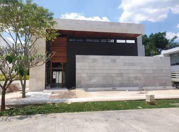 Casa · 585m² · 4 Recámaras · 3 Estacionamientos · Lujosa Residencia Ubicada en Xpokin Yucatán Country Club
