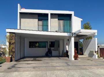 Casa · 300m² · 3 Recámaras · 4 Estacionamientos · Casa en Renta