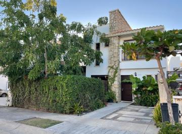 Casa · 400m² · 3 Recámaras · 2 Estacionamientos · Casa en Renta