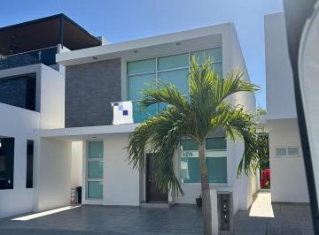 Casa · 320m² · 4 Recámaras · 2 Estacionamientos · Casa en Renta
