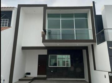 Casa · 300m² · 3 Recámaras · 2 Estacionamientos · Casa en Renta