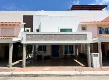Casa · 300m² · 3 Recámaras · 2 Estacionamientos · Casa en Renta