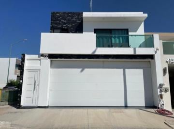 Casa · 300m² · 3 Recámaras · 2 Estacionamientos · Casa en Renta