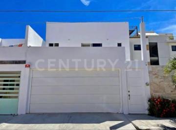 Casa · 300m² · 3 Recámaras · 2 Estacionamientos · Casa en Renta