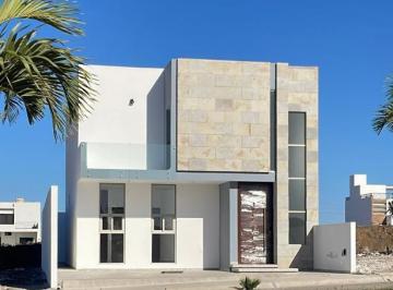 Casa · 300m² · 4 Recámaras · 2 Estacionamientos · Casa en Renta