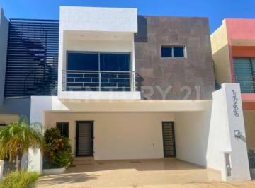 Casa · 240m² · 3 Recámaras · 2 Estacionamientos · Casa en Renta