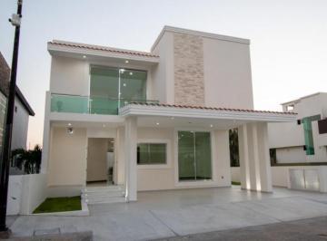 Casa · 300m² · 4 Recámaras · 2 Estacionamientos · Casa en Renta