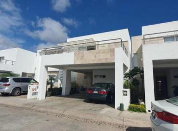 Casa · 300m² · 3 Recámaras · 2 Estacionamientos · Casa en Renta