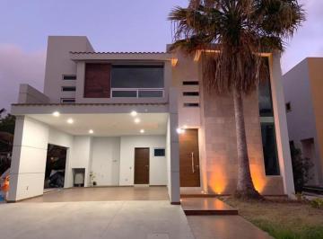 Casa · 400m² · 4 Recámaras · Casa en Renta