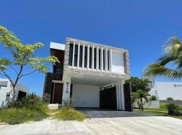 Casa · 380m² · 3 Recámaras · 2 Estacionamientos · Casa en Renta