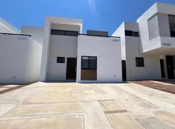 Casa · 240m² · 3 Recámaras · 2 Estacionamientos · Casa en Renta