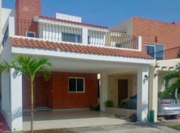 Casa · 300m² · 3 Recámaras · 2 Estacionamientos · Casa en Renta