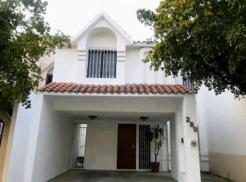 Casa · 300m² · 3 Recámaras · Casa en Renta