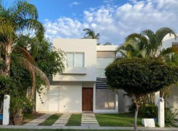 Casa · 310m² · 3 Recámaras · 2 Estacionamientos · Casa en Renta