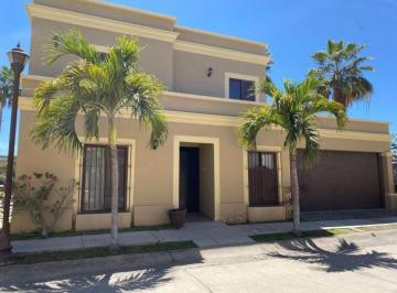 Casa · 300m² · 4 Recámaras · 2 Estacionamientos · Casa en Renta