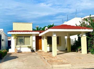 Casa · 240m² · 3 Recámaras · 2 Estacionamientos · Casa en Renta