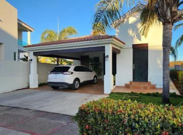 Casa · 240m² · 3 Recámaras · 2 Estacionamientos · Casa en Renta