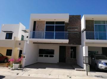 Casa · 3 Recámaras · 2 Estacionamientos · Casa en Renta