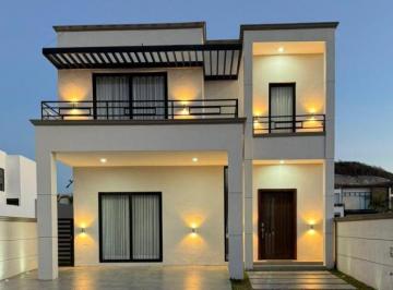 Casa · 400m² · 4 Recámaras · 2 Estacionamientos · Casa en Renta
