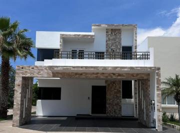 Casa · 5 Recámaras · 2 Estacionamientos · Casa en Renta