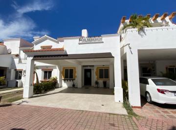 Casa · 4 Recámaras · 2 Estacionamientos · Casa en Renta