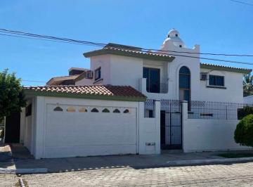 Casa · 3 Recámaras · 2 Estacionamientos · Casa en Renta