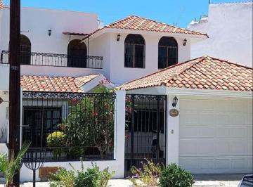 Casa · 4 Recámaras · 1 Estacionamiento · Casa en Renta