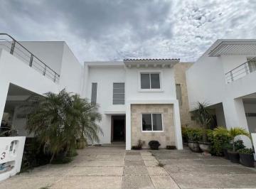 Casa · 3 Recámaras · 3 Estacionamientos · Casa en Renta