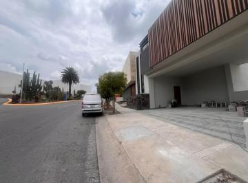 Casa · 560m² · 3 Recámaras · 3 Estacionamientos · Casa Club de Golf La Loma