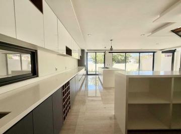 Casa en condominio · 395m² · 4 Recámaras · 2 Estacionamientos · Venta Casa Altozano Querétaro | 4 Recámaras, Terraza 60 m² y Club Deportivo
