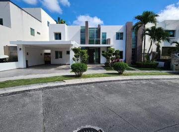 Casa · 423m² · 3 Recámaras · 3 Estacionamientos · Casa en Venta Villa Magna Cancún 3 Recámaras con Alberca