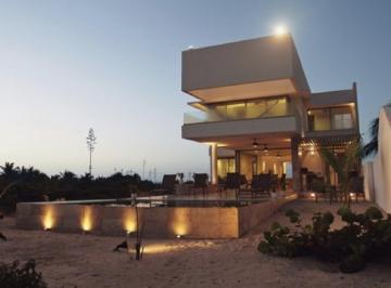 Casa · 420m² · 4 Recámaras · 6 Estacionamientos · Residencia en Venta Frente Al Mar en Las Playas de San Bruno, Yucatán.
